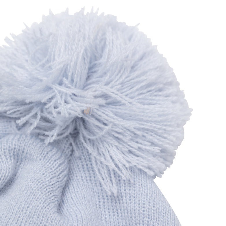 Detal image of the Guinness Storehouse Exclusive grey knitted bobble hat.