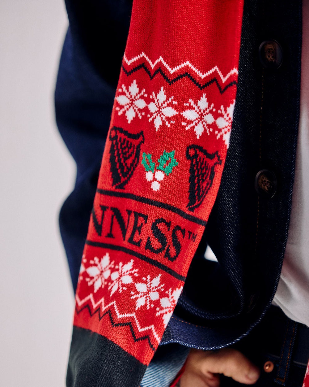 Guinness Christmas Black and Red Holly Scarf – Guinness Storehouse